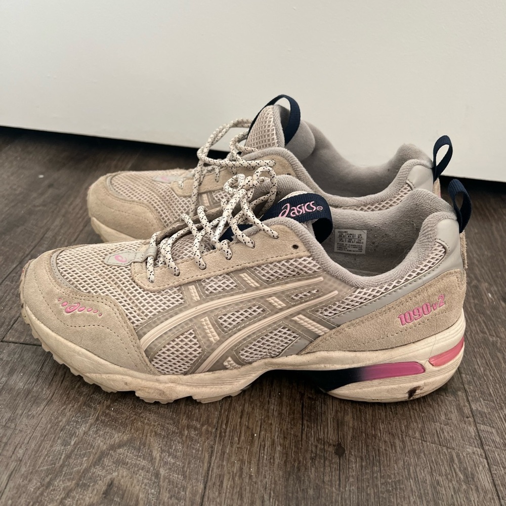 ASICS 1090 v2 hiking trail shoes in beige and pink women’s 9.5 (fits size 9)